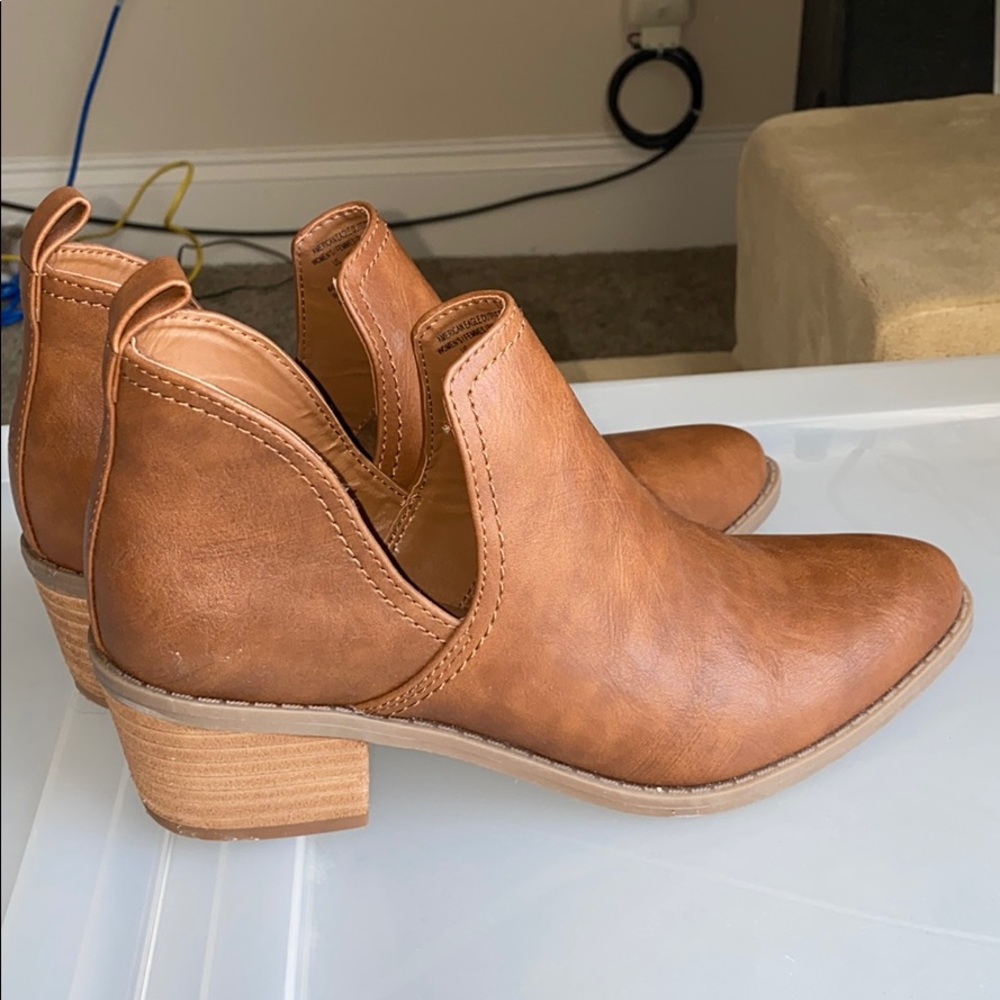American Eagle Brown ankle cut cowboy booties